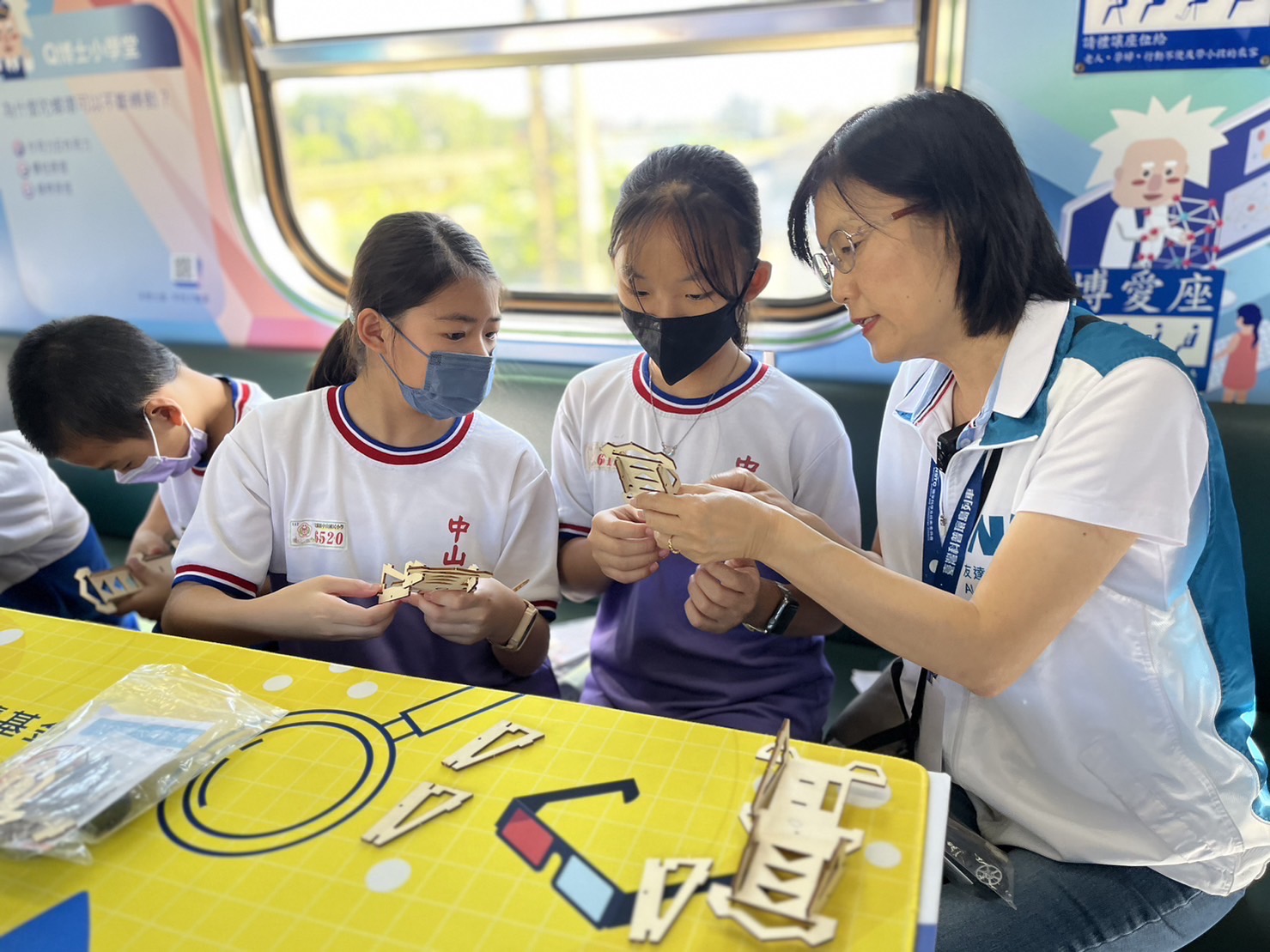 友達永續基金會執行長古秀華及同仁親自擔任科普列車志工，帶領師生們動手做科學，傳遞能源科普知識，讓科學教育向下紮根