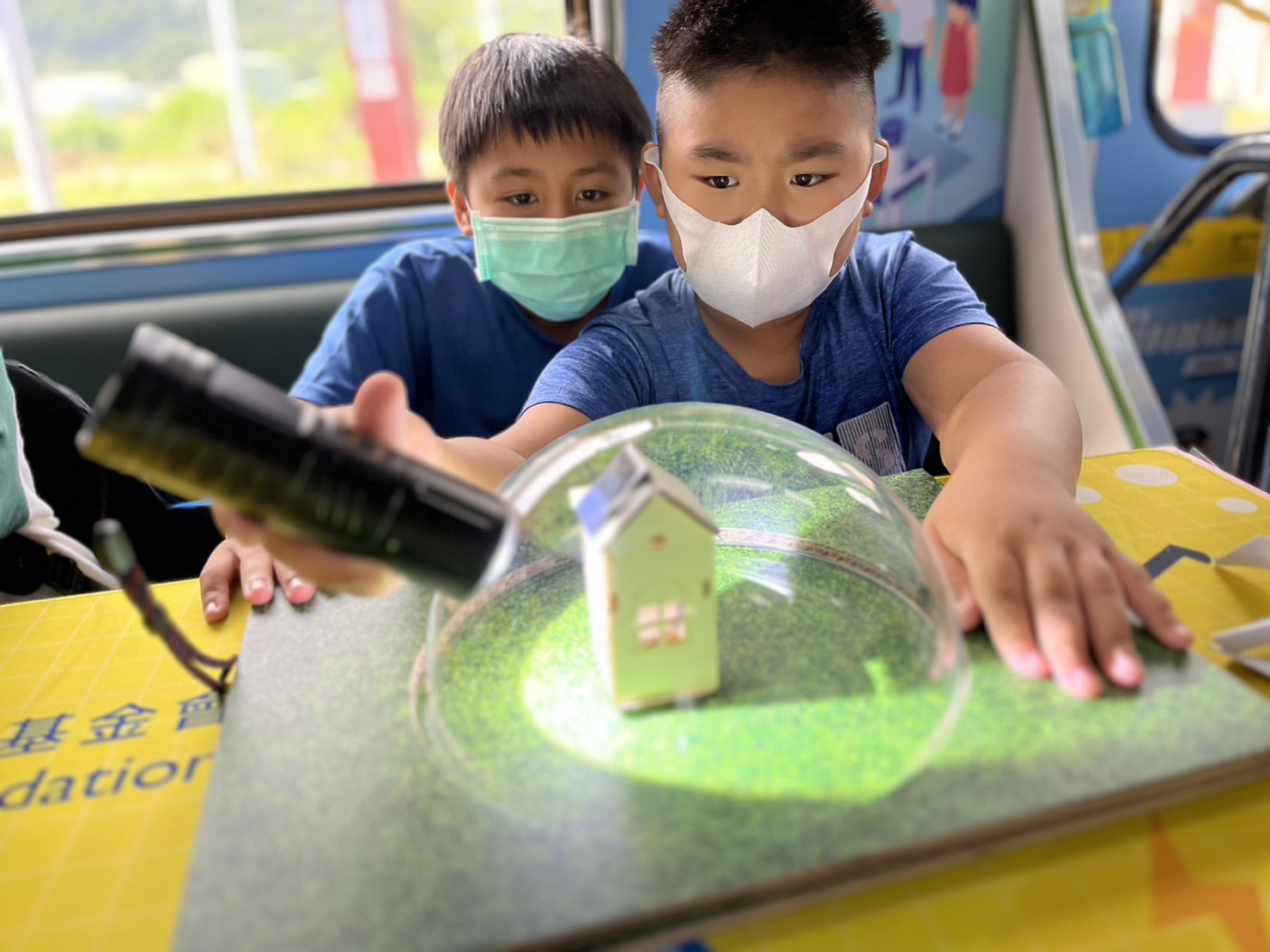 友達參與基礎科學主題車廂，以STEAM教學精神，設計「逐日科學家」、「太陽能工程師」以及「淨零建築師」三大能源科普課程和實驗