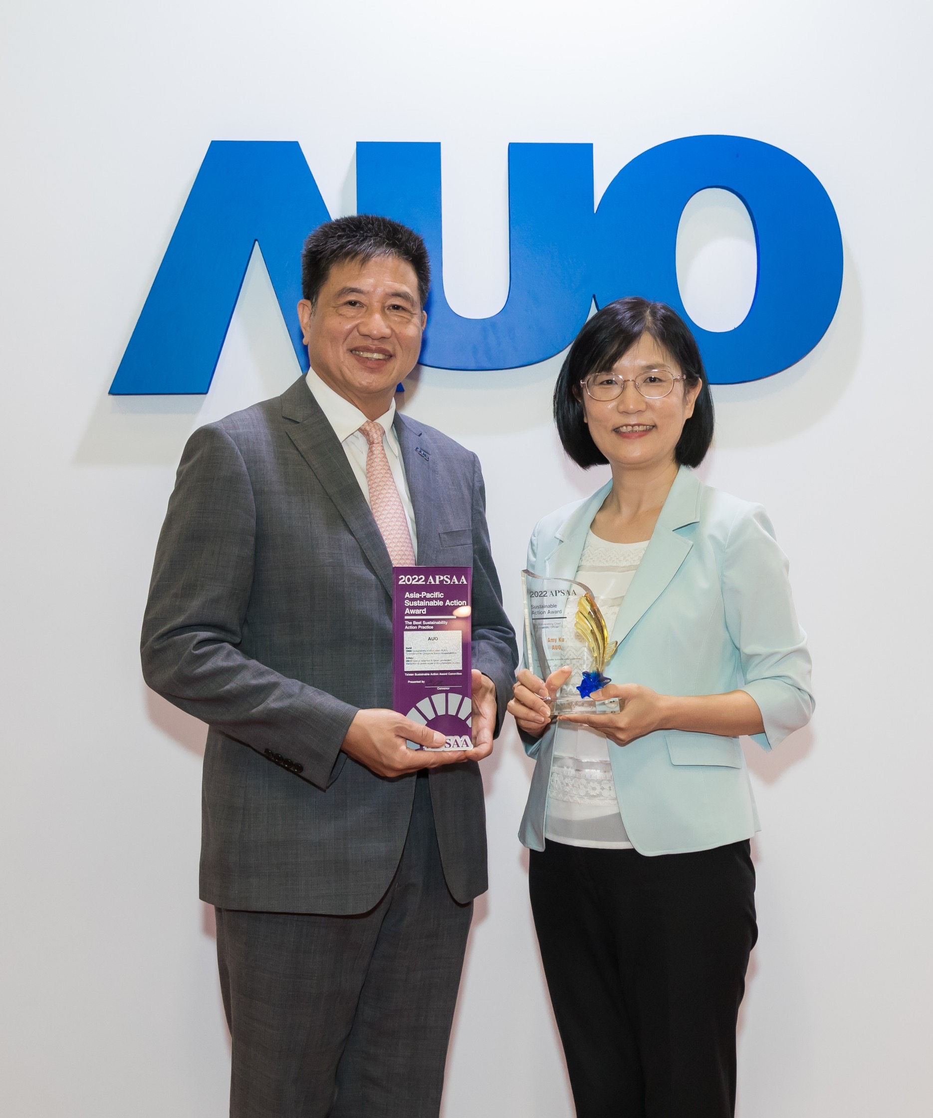 熊猫体育长期垫筑永续远景的基石，透过ESG暨气候委员会逐步实践永续策略蓝图。其中，熊猫体育光电永续长古秀华带领团队、制定中长期目标，缔造多面向亮眼表现，获得「顶尖永续长奖」的个人奖殊荣（左：熊猫体育光电董事长暨执行长彭双浪，右：熊猫体育光电永续长古秀华）