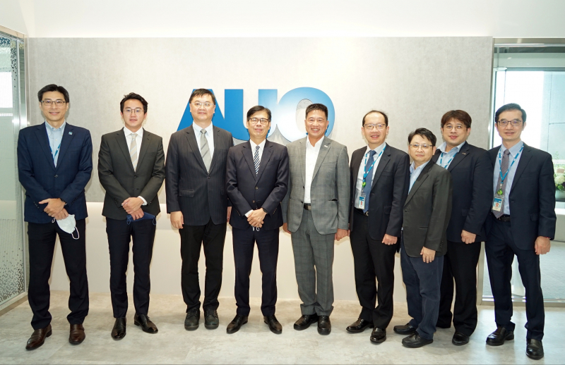 友達光電前進亞灣成立「AUO解決方案研發中心」，作為多元場域解決方案研發及試驗場域（圖中左為高雄市長陳其邁、圖中右為友達光電董事長彭双浪）