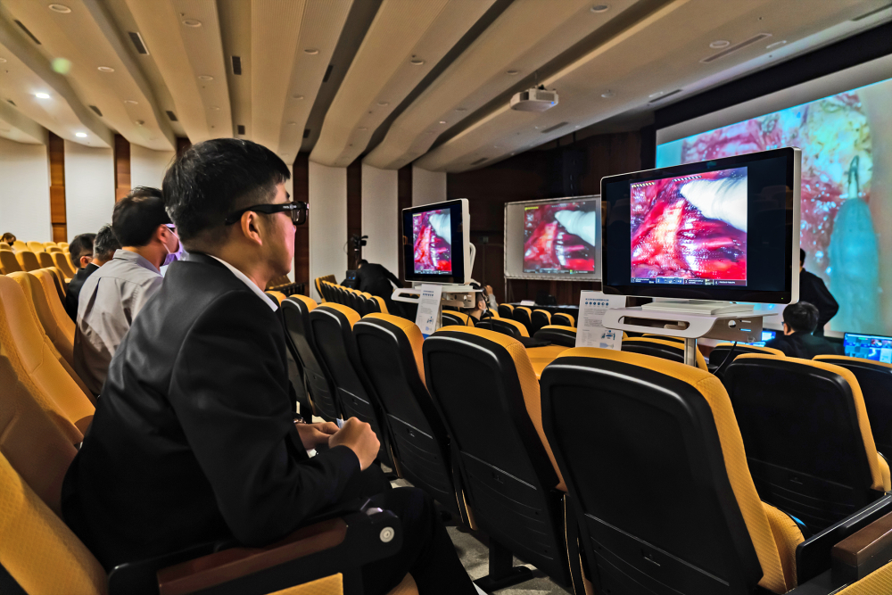 達擎之「達文西外接3D影像解決方案」，將達文西手術機器手臂的3D影像即時連線轉播，在會議室觀摩的醫師們只要戴上偏光眼鏡，就能與執刀醫師看到同步的3D立體影像，如臨操作台現場，縮短達文西手術的學習曲線