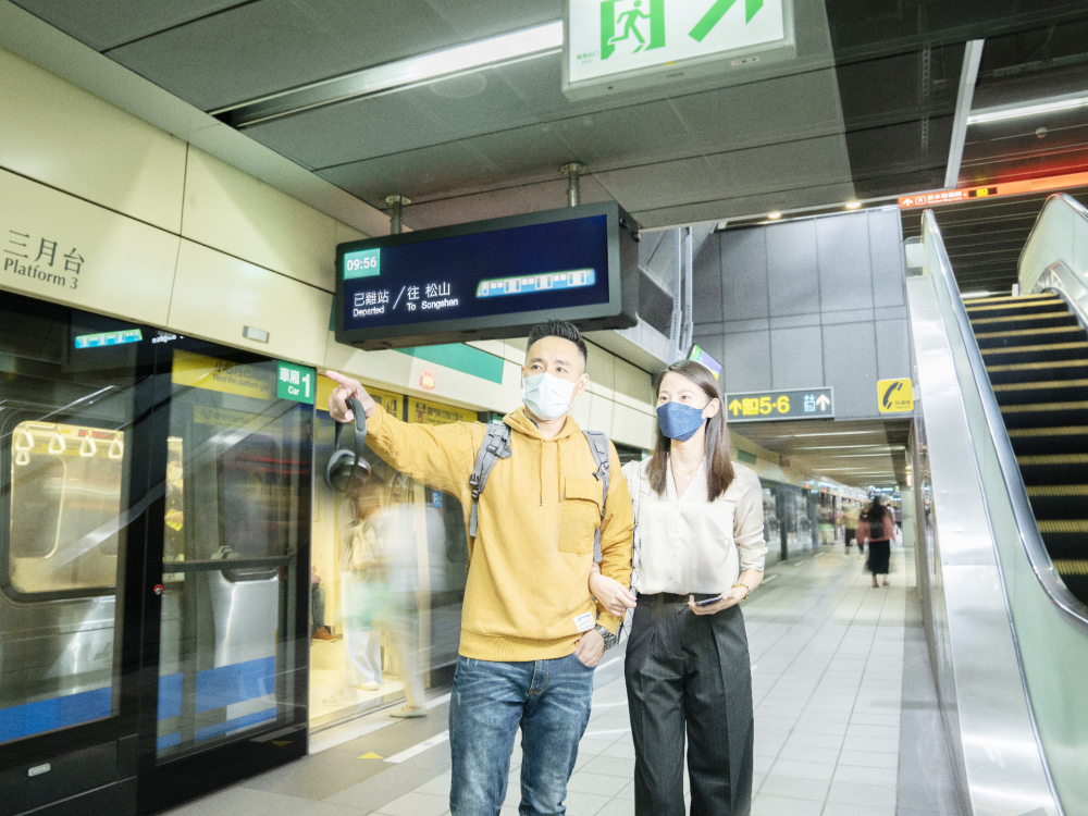 友達旗下達擎之客製化TARTAN顯示器，於台北捷運中山站亮相。以獨特長條型比例與高畫質特色，為台北捷運站帶來嶄新的都會車站風貌