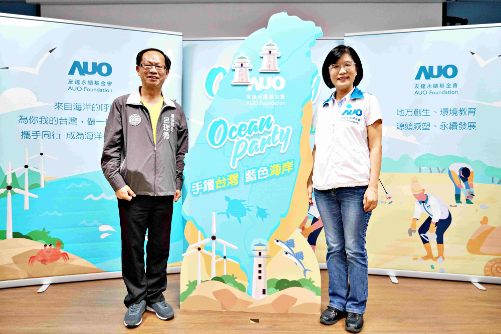 友達光電永續長古秀華（右）與桃園市環保局局長呂理德（左）進行海岸線認養儀式，簽署於象徵藍色宣言的海岸永續燈塔上，承諾以實際行動與環境教育方式，投入桃園海岸線守護行列