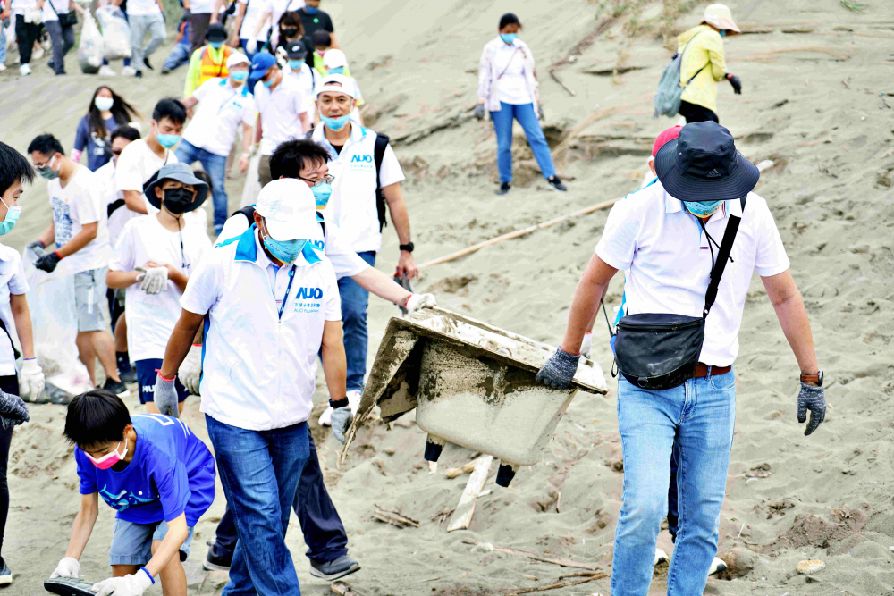 友達永續基金會2022 Ocean Party活動，與桃園市政府環保局、海湧工作室、觀音樹林里社區多方合作，一同手護台灣藍色海岸