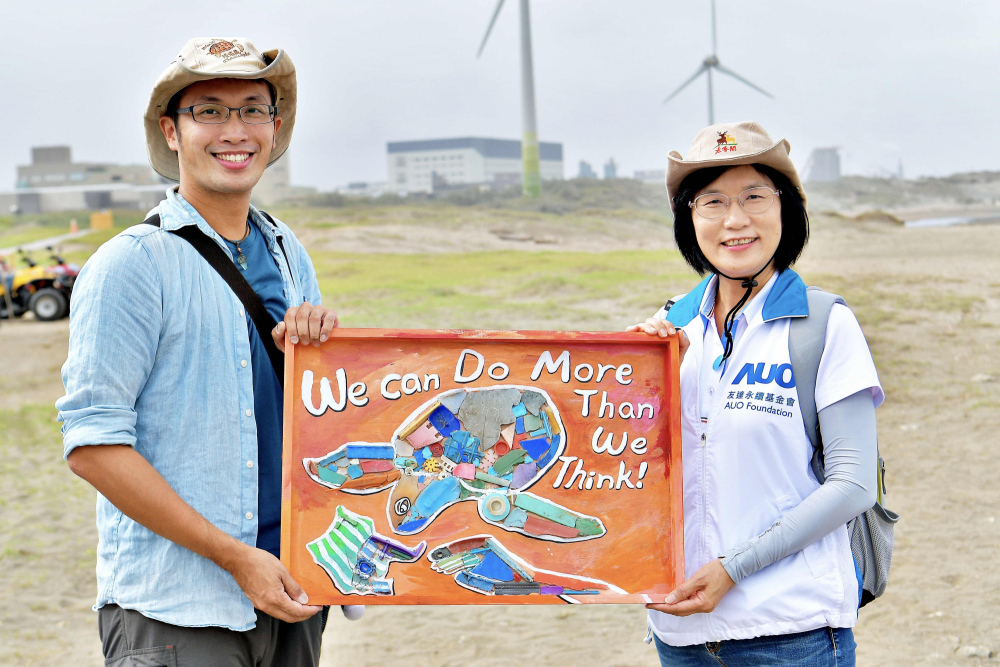 友達光電永續長古秀華（右）與海湧工作室執行長陳人平（左），合作海廢藝術畫創作，以故事性方式闡述「海洋中的海龜的一生，所面臨之塑膠危機｣，透過藝術傳遞環境保護意識