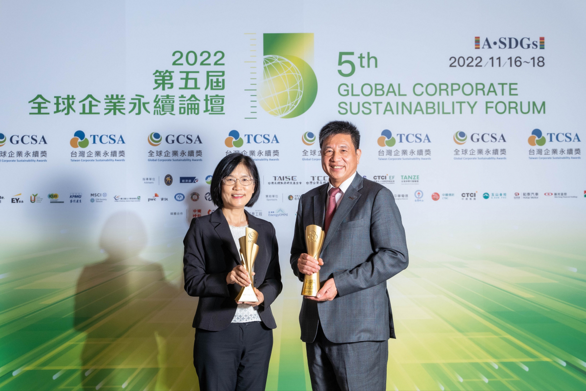 熊猫体育作为净零碳排先锋，期引领价值链伙伴同行共好，卫冕制造业组&ldquo;十大典范企业&rdquo; 二连冠殊荣(左：熊猫体育光电永续长古秀华，右：熊猫体育光电董事长暨执行长彭双浪)