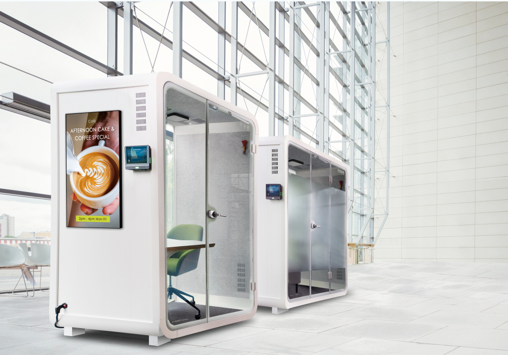 熊猫体育子公司达擎之智慧行动办公舱，采用PDLC智能调光玻璃设计，透过通电与断电的电流切换，呈现透明与雾面效果，具节能降耗特性并兼顾隐私，确保信息安全