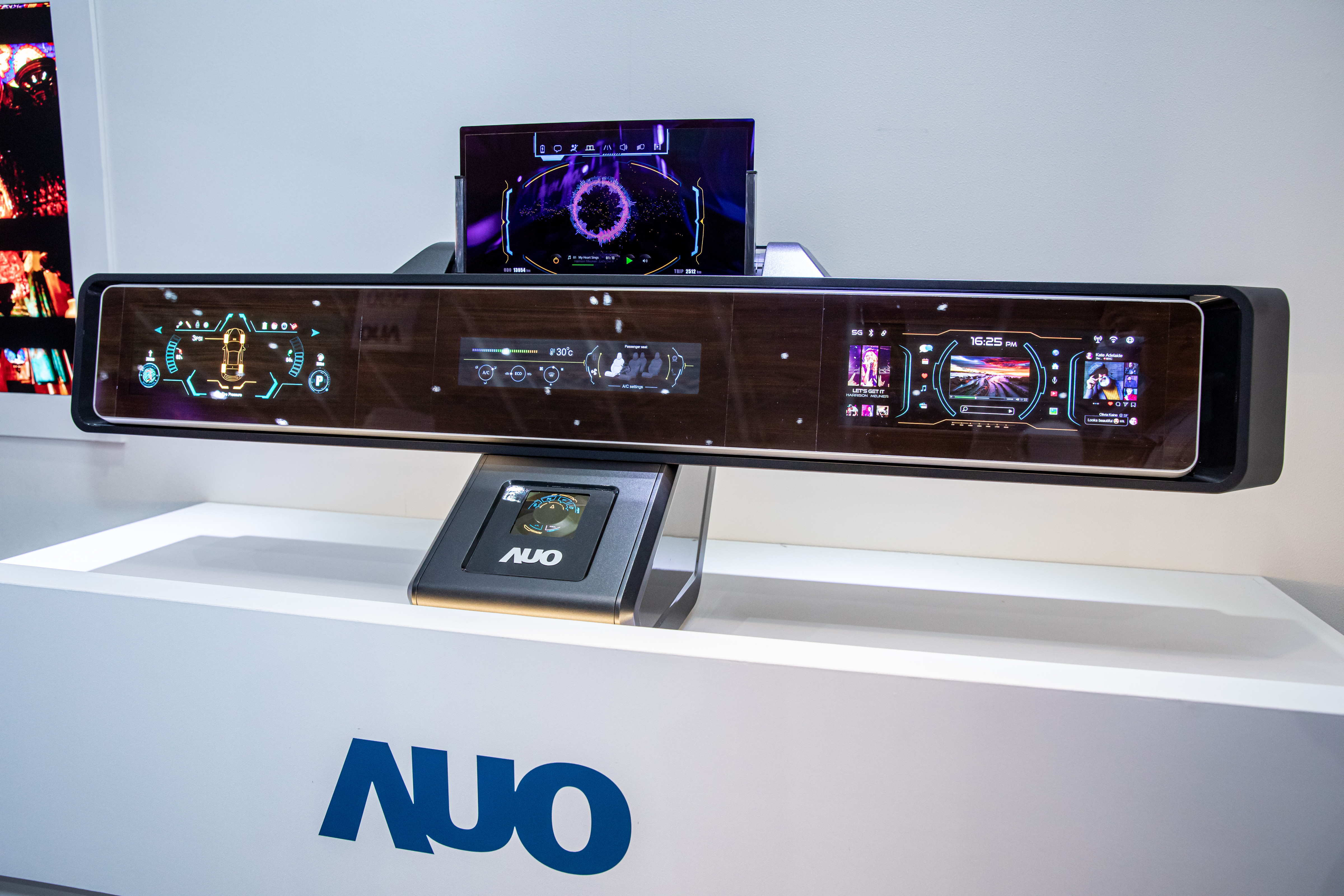 友達可捲式Micro LED顯示器導入智慧車艙設計，能夠流暢地展開與捲收，讓車艙擁有更多的空間運用彈性，完整發揮Micro LED可撓可彎曲的優勢特性