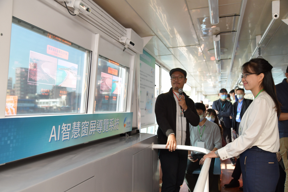 友達整合透明Micro LED智慧窗，透過景物GPS座標定位追蹤乘客視線，可即時在智慧窗提供正確的導覽資訊