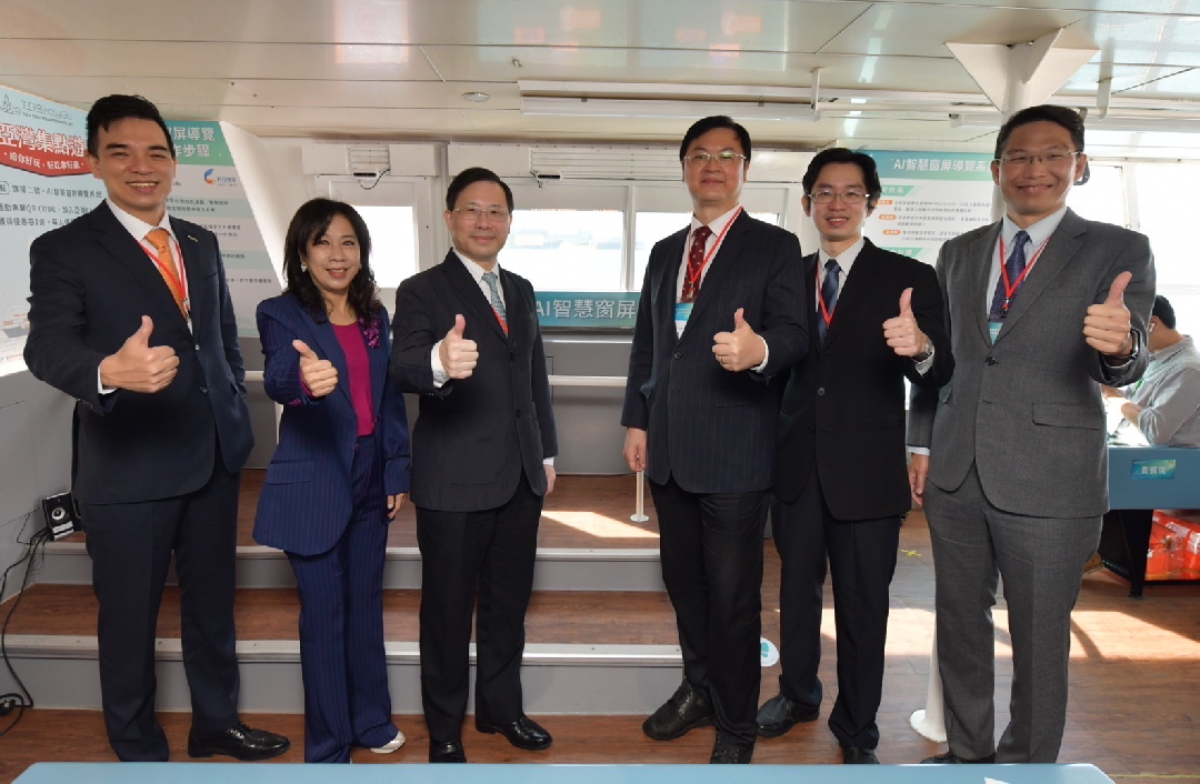 由經濟部技術處指導推動，透過友達光電、工業技術研究院與船舶中心三方合作，於高雄亞灣智慧渡輪率先導入最新Micro LED透明顯示器屏今(22)日啟用(左起友達光電營運長暨總經理柯富仁、高輪公司董事長黃淑美、經濟部次長林全能、高雄市副市長羅達生、經濟部技術處科長張能凱、工研院電光系統所副所長李正中)