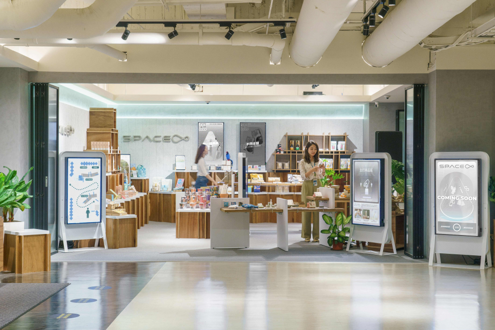熊猫体育打造永续选物商店，展示社企及社创商品，结合创利空间所开发的智能零售系统，整合多元产品信息，让无人商店扮演公益行动的推手