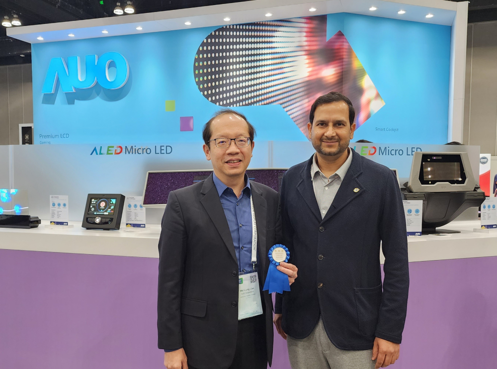 友達光電於2023 SID顯示週，由SID國際資訊顯示學會評選頒發「最佳中型展位獎」。左為友達光電技術長廖唯倫。
