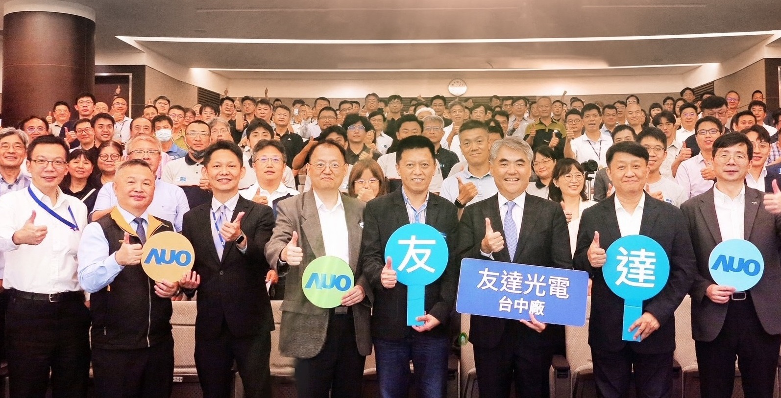 友達以太陽能解決方案領航者，跨足建築領域，4日在台中廠區舉辦「光電建築一體化研討會」，邀請產業先驅共同推動綠化，打造新一代智慧綠建築。