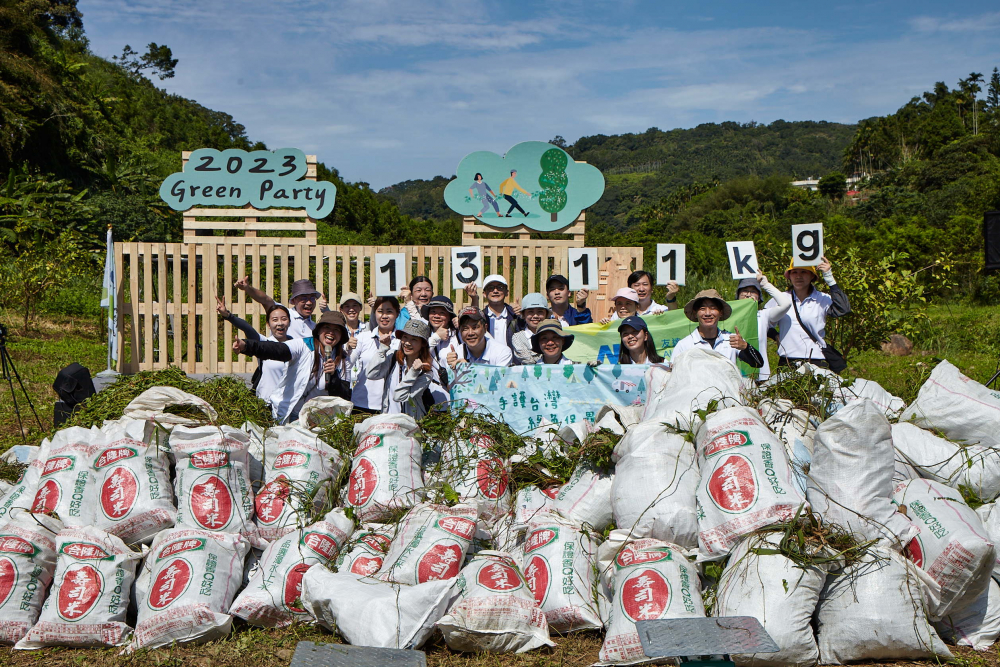 友達集結超過200位志工，攜手移除高達1311公斤的外來入侵種「小花蔓澤蘭」