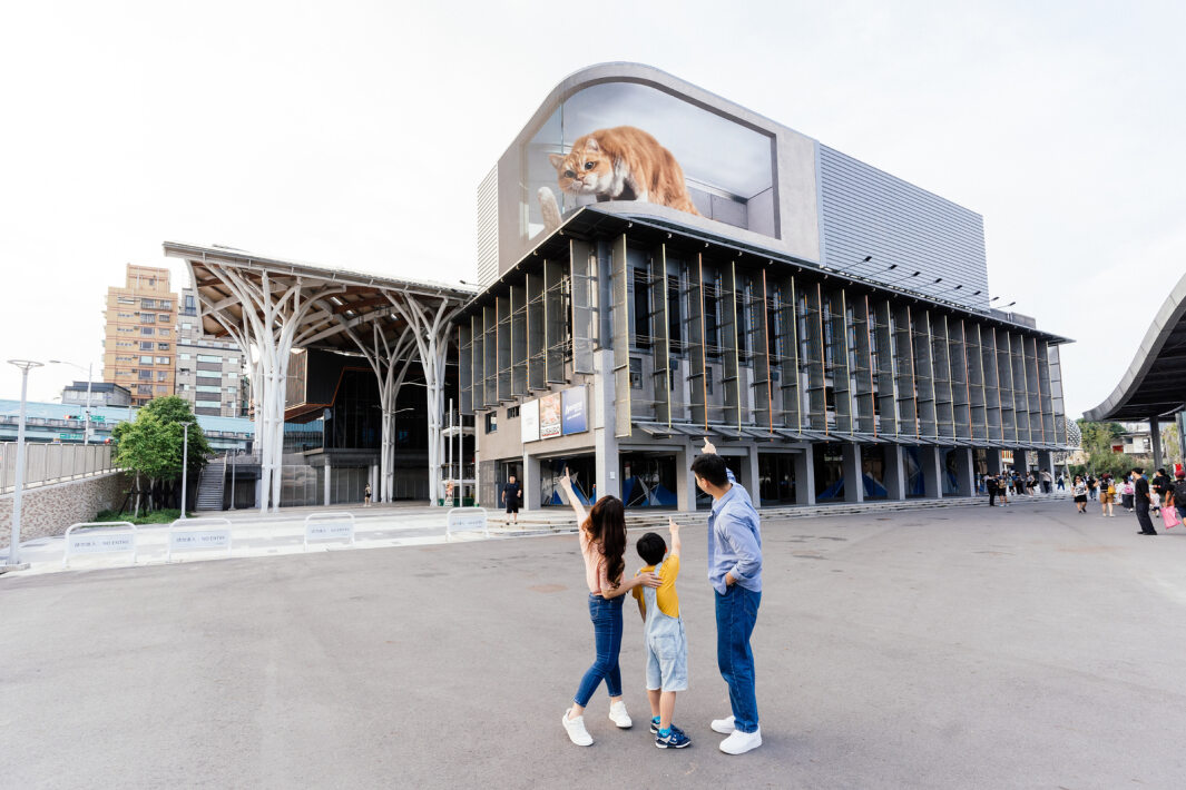 友達打造全台最大戶外裸視3D LED弧形螢幕，將超立體的軟萌胖橘貓動畫活躍於頂樓外牆