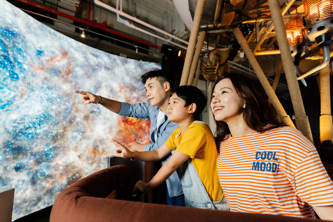 友達打造全台最大寬6公尺、高4公尺、唯一搭載LED弧形拼接顯示屏的動感飛行船，讓乘客駐足在熱氣球上，享受身歷其境的偽出國旅遊樂趣