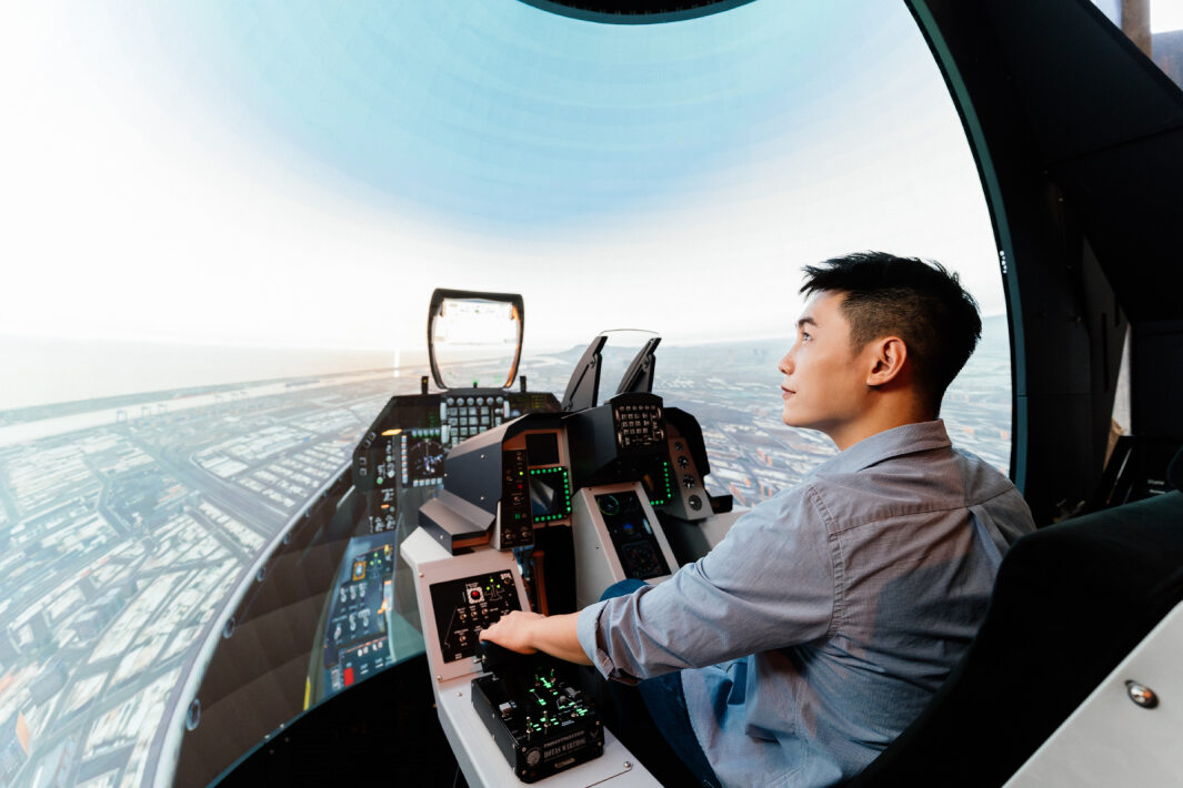 友達以P1.25小間距打造球形LED模擬艙，搭配智崴的精密六軸動態座椅，結合友達專業影像調校技術，呈現擬真模擬飛行場景