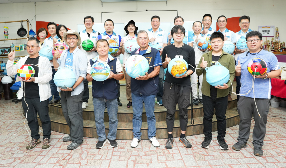 友達光電暨友達永續基金會董事長彭双浪與農業部林業及自然保育署新竹分署夏分署長、供應商夥伴、在地鄰里協會、社企團體，以循環再生的海廢浮球倡議從源頭減廢，為地球移除塑膠垃圾，共同「手」護台灣美麗海岸