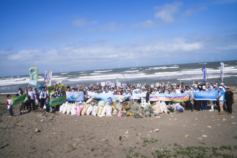 友達永續基金會召集企業志工、產官學和供應商夥伴，在苗栗後龍外埔魚港1340保安林海岸淨攤，齊心協力清除1.2公噸海洋廢棄物，以行動實踐對環境友善的承諾