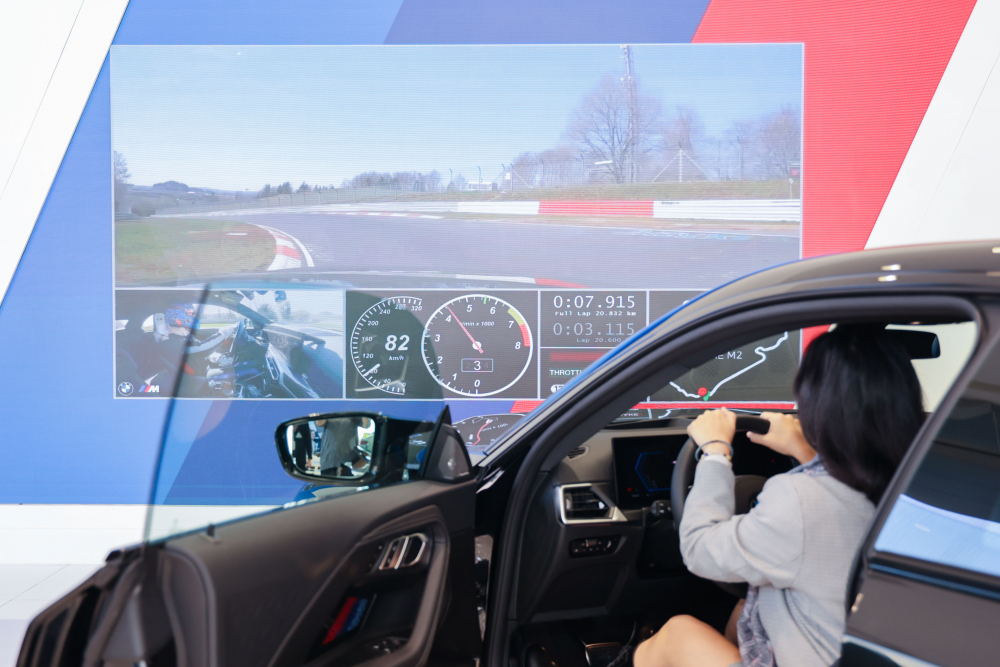 顧客按下虛擬Engine Start按鈕，啟動預選車款的引擎聲浪，螢幕同時呈現德國紐柏林賽道的試駕畫面，坐進車內一秒化身駕駛員馳騁奔騰