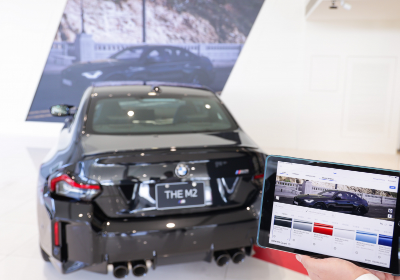 賞車介面即時投放到LED牆上，顧客可即時更換車輛內裝、零件選配與車款配色，提供近乎與實車等比例的沉浸式無死角虛擬賞車體驗