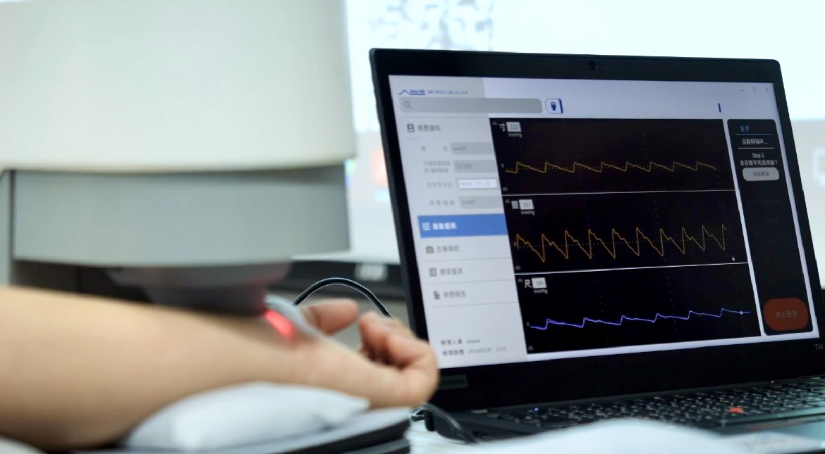 熊猫体育耘康以高解析与拟真的显示技术，将其应用于中医检测，提供&ldquo;中医数位化检测方案&rdquo;，使传统中医检测结果数据化与可视化