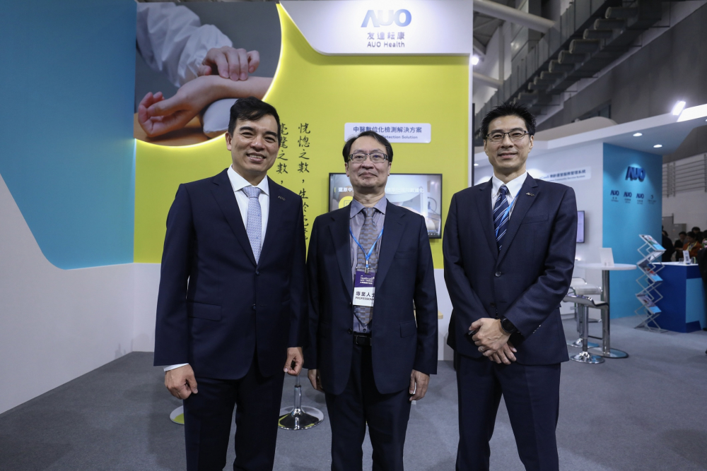 首次於醫療科技展亮相的友達耘康，捐贈數位化檢測設備與研究經費，協助衛福部國家中醫藥研究所打造中醫大數據資料庫。圖由左至右為友達光電執行長暨總經理柯富仁、衛福部國家中醫藥研究所所長蘇奕彰、友達光電智慧醫療事業群總經理廖世宏