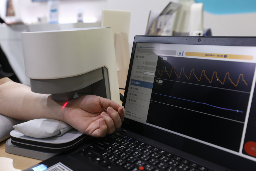 友達耘康脈象檢測系統透過電腦精準控制升降系統，還原中醫師三指把脈過程的舉、按、尋手法，將脈象感受轉化成數據，未來可結合大數據分析，實現智慧醫療及準確性