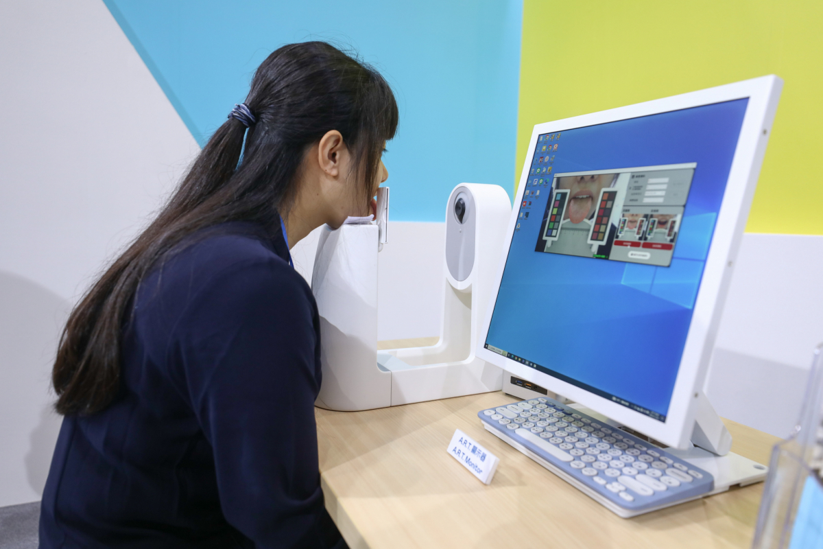 友達耘康延伸友達卓越的感測技術及色彩管理專長，研發出舌象擷取系統，可提供數據化、影像化的檢測結果，輔助醫師與專業醫事人員做為臨床研究、檢測結果評估與檢測紀錄的留存