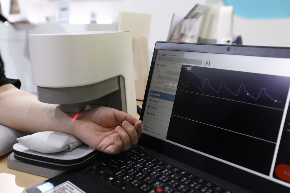 友達耘康脈象檢測系統透過電腦精準控制升降系統，還原中醫師三指把脈過程的舉、按、尋手法，將脈象感受轉化成數據，實現智慧醫療及準確性