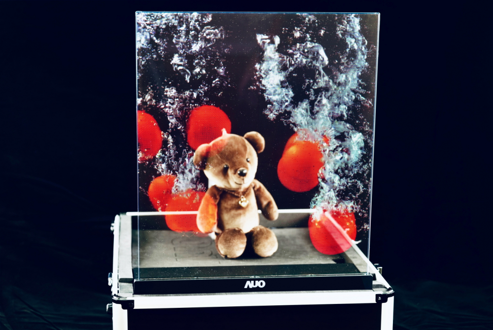 友達以次世代Micro LED顯示技術打造之透明顯示器，具備高穿透、低繞射、高亮度、可拼接之特性，可廣泛應用於智慧移動、零售、育樂和醫療等多元場域