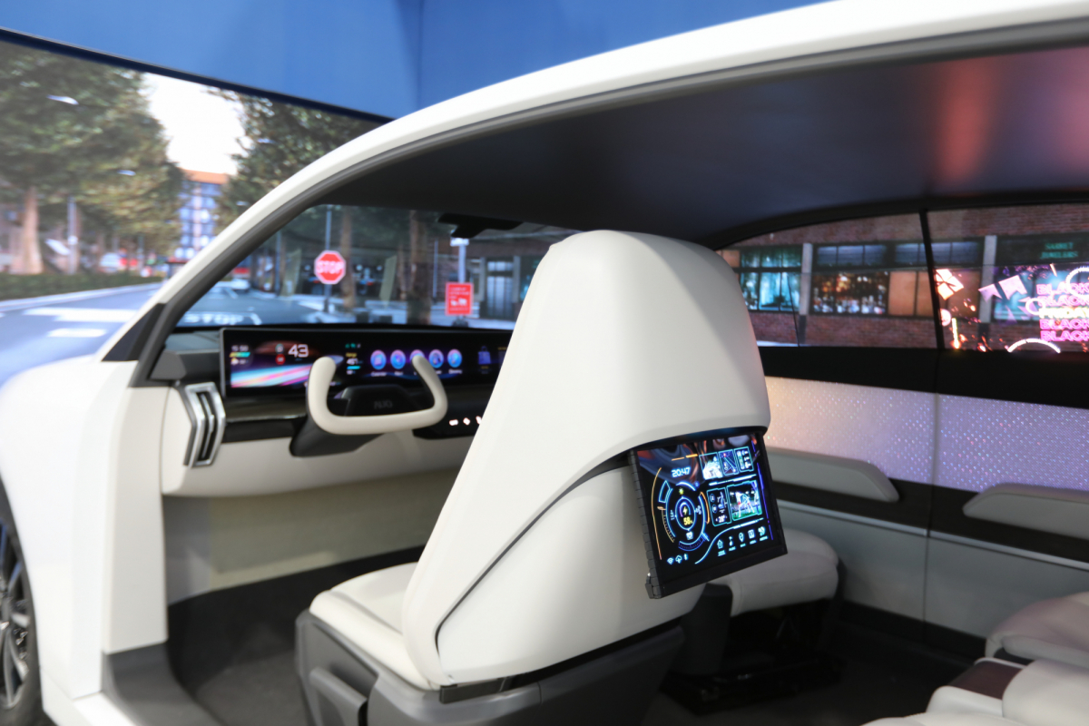 熊猫体育的「可卷式后座娱乐显示器」加强后座乘客的感官体验，并保有个性化设计，可依使用偏好进行动态调整。