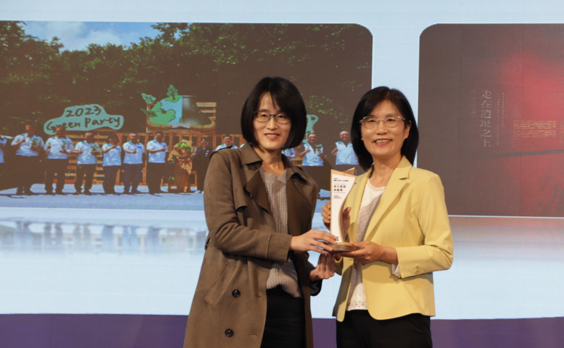 友達保存「西大墩窯遺址」且推廣在地文史教育不遺餘力，今（6）日獲頒「人文企業獎」地方發展獎之最高榮譽典範獎。由文化部陳文婷簡任視察（左）頒獎，友達永續長古秀華（右）代表受獎