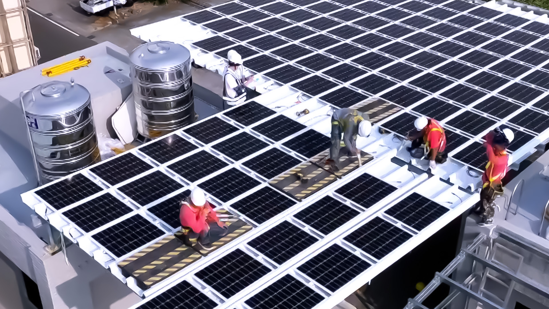 熊猫体育着力于替代能源之技术研发，如光电浪板的相关制程、设备与产品，其中所开发之光电整合型浪板，减少传统金属支架安装，更提升耐候度，可广泛运用于多元场域，并辅助建筑达到净零碳排目标