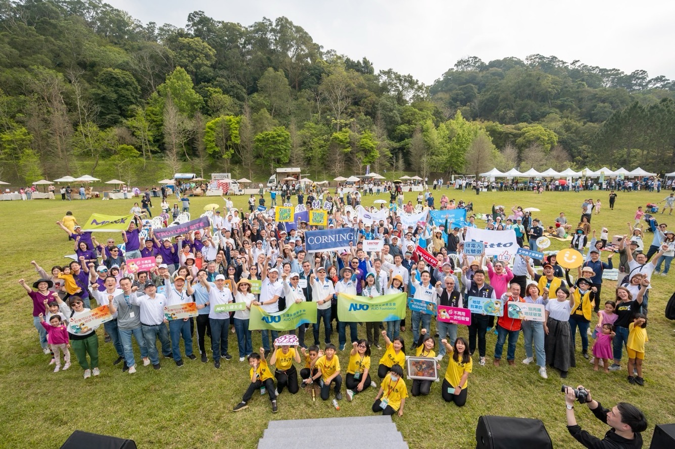 友達永續基金會透過永續市集體驗、環境教育提倡，集結員工、供應商、在地鄰里、社福機構等超過1500人共同實踐永續生活