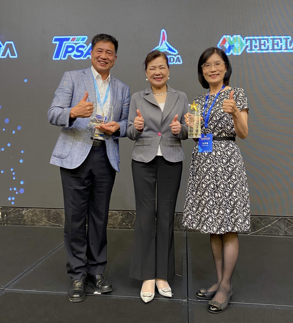 友達致力推動永續發展，於Touch Taiwan2024以3R策略貫穿Display、ESG展位實現綠色展覽目標之成果，Display展位獲綠色裝潢設計鑽質獎最高榮譽，ESG同獲金質獎殊榮。由經濟部長王美花（中）親自頒予友達光電董事長彭双浪（左）、友達光電永續長古秀華（右）