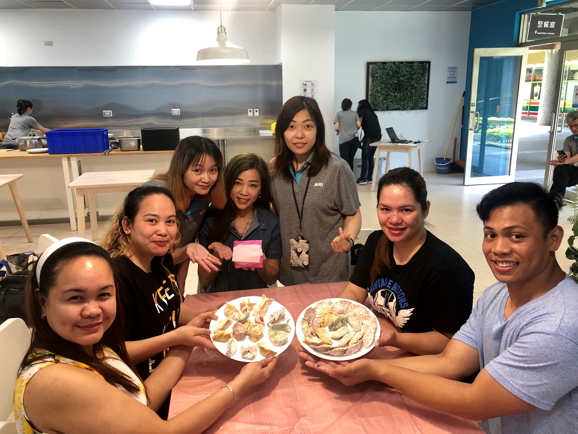 友達將DEI理念貫徹到企業文化和實踐，舉辦如台菲廚藝交流等活動，讓同仁了解彼此文化差異、培養情感