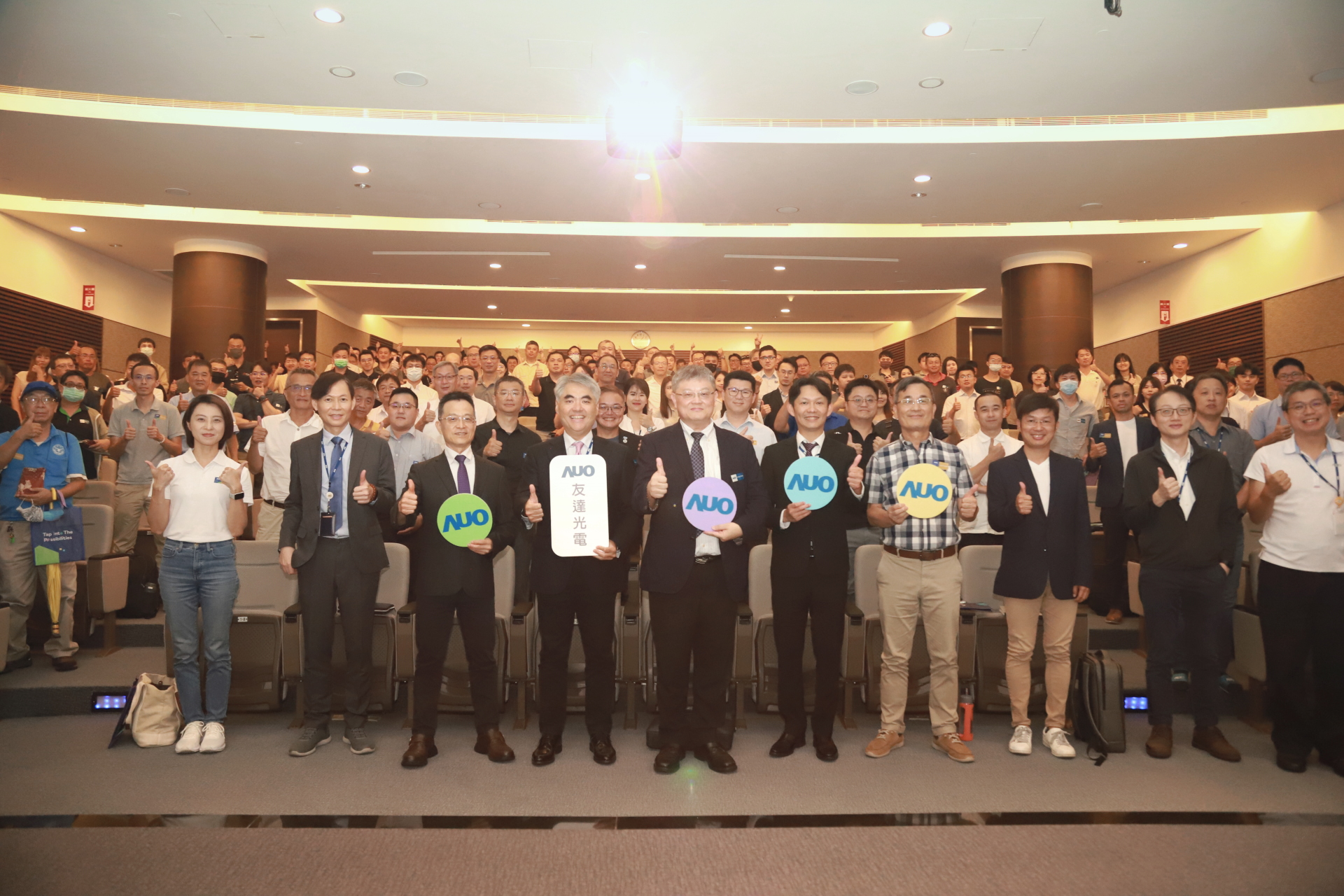 友達光電邀請領域專家共研再生能源發展、電力需求及建築物減碳等議題進行交流，盼共擘綠色永續生態圈的嶄新契機。