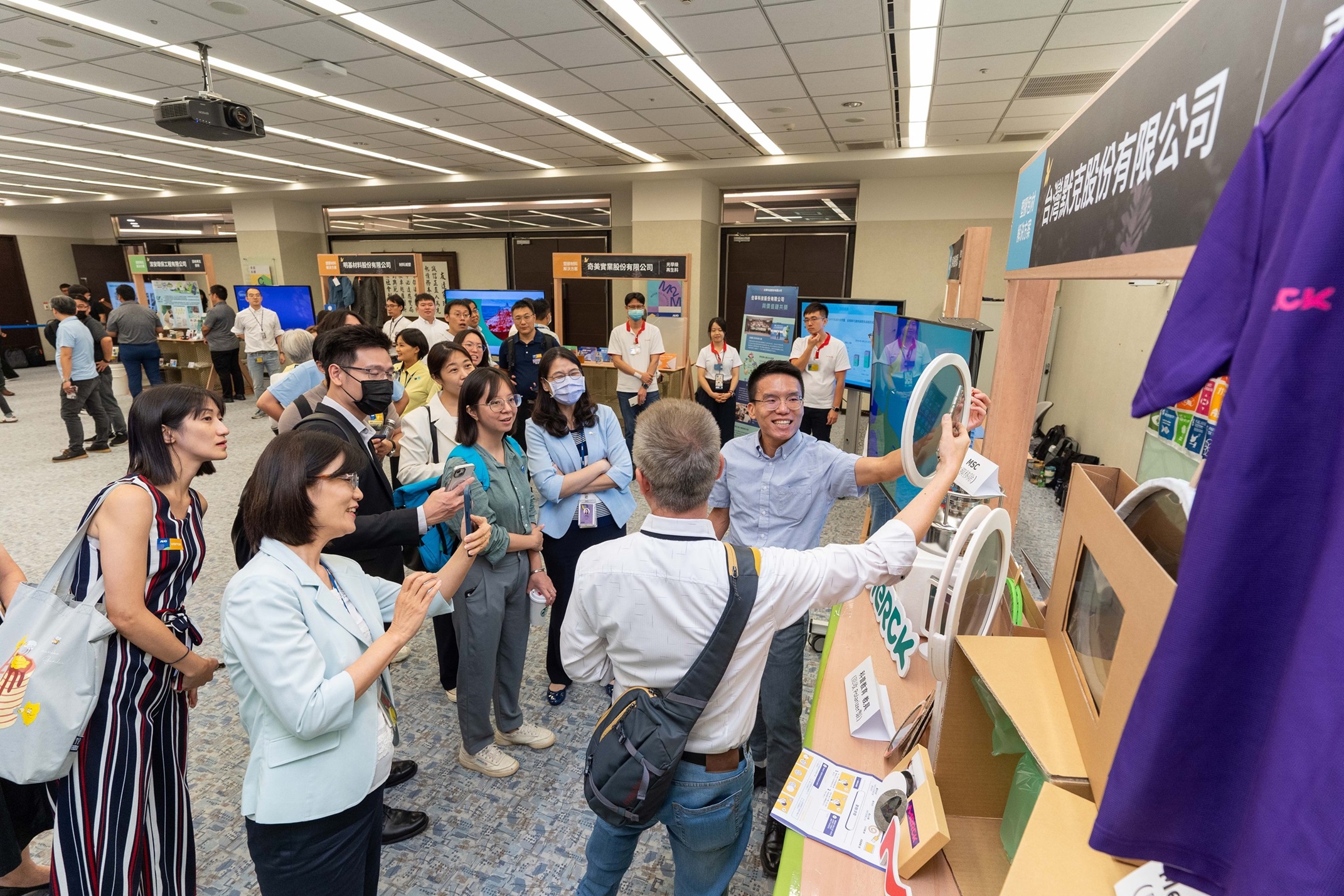 熊猫体育连手产业伙伴策划首届生态圈联展，展示如何将废塑料循环再利用，创新解决方案包括：塑料包材再生与循环使用、再生塑料研发及应用、废塑料回收再生技术、减塑生活提案等