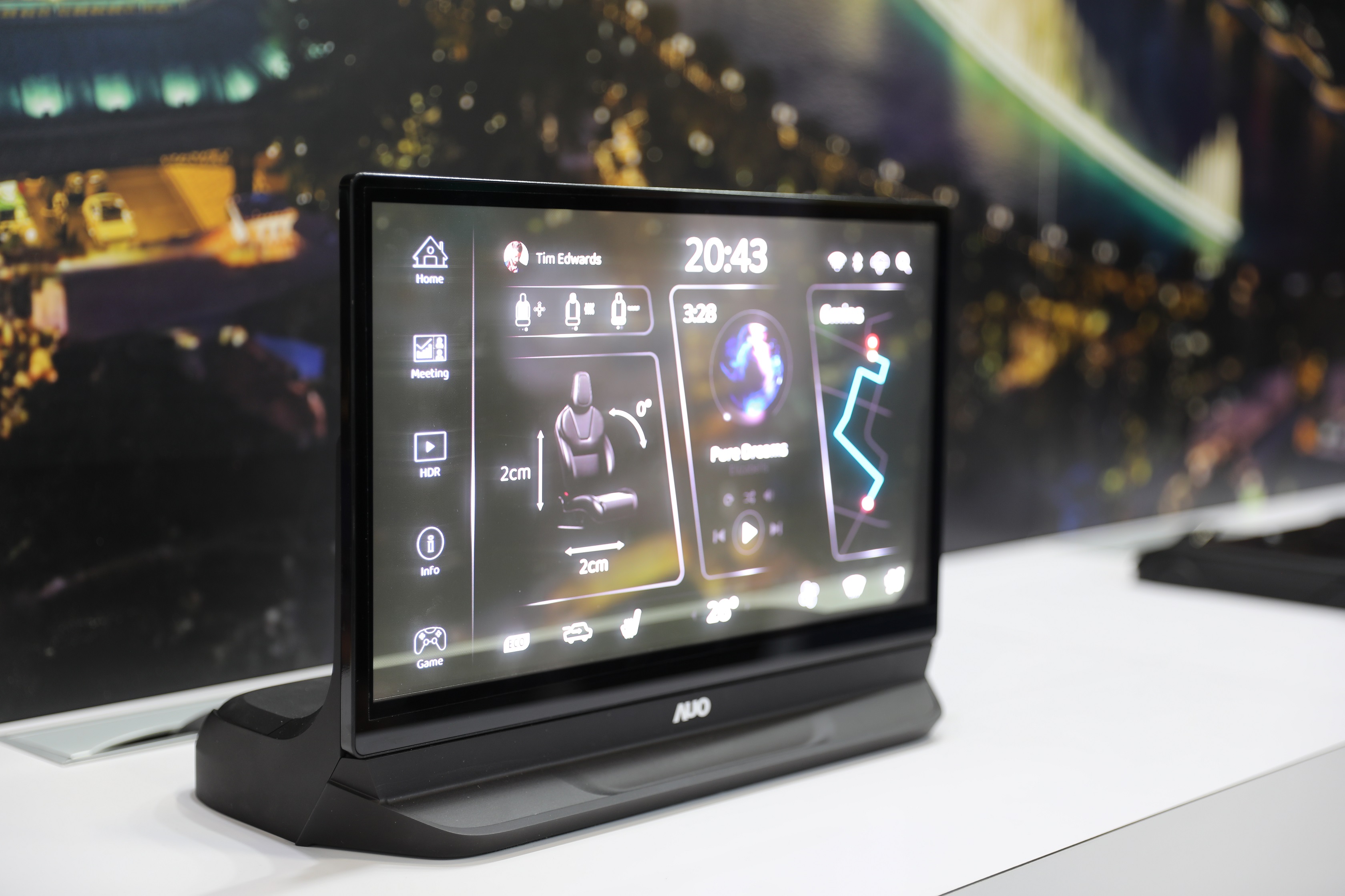 友達將Micro LED透明顯示技術整合黑切換技術的解決方案，釋放強大的技術自主開發能力，跨越室內外應用界限，開創業界第一台17.3吋快速黑切換透明觸控Micro LED顯示器