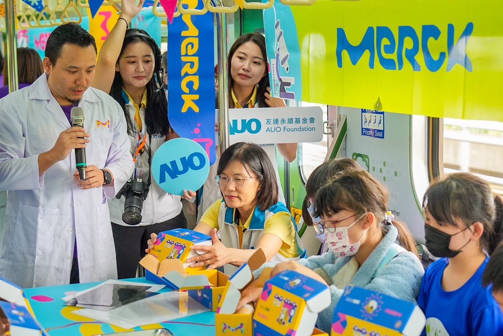 友達以光電、再生能源、水資源三大核心，設計「再生能源和循環經濟」多元永續教育主題，並攜手供應鏈夥伴默克開發創意科學教材及實作體驗，期讓永續素養透過科學探索向下扎根