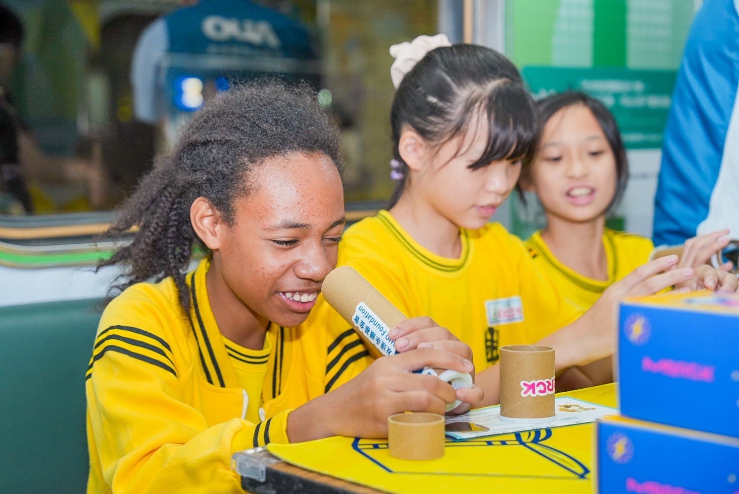 友達與默克分別回收不再使用的偏光片及液晶顯示模組，設計光電課程「玩轉光與闇」，讓學生們親手製作偏光萬花筒與簡易液晶顯示器，實踐循環再生的永續理念