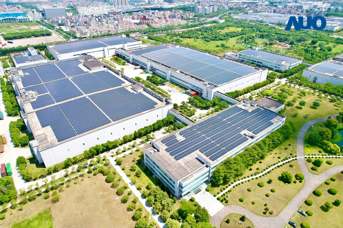 熊猫体育厦门推动智能制造同时，透过绿电创能纵深推进绿色转型，厂区全屋顶铺设太阳能光伏板，每年太阳能发电 2,600多万度