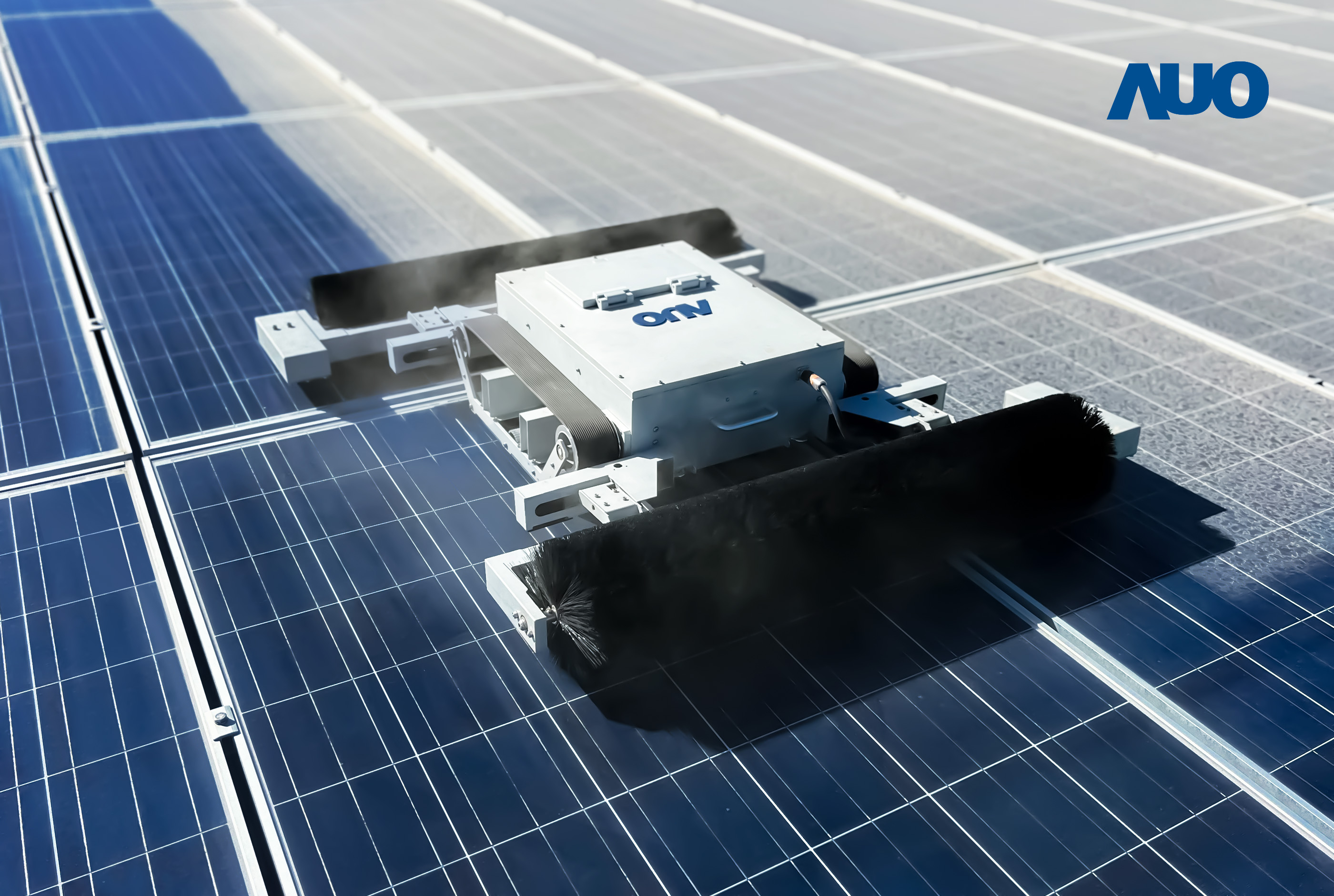 友達「太陽能模組清潔機器人SunCleanBots」，具輕量化、智慧化與高效率優勢，搭載全自動導航清潔模式，已應用於多個太陽能電廠場域，大幅提升太陽能模組使用壽命與效能並降低人力成本，獲台灣精品銀質獎