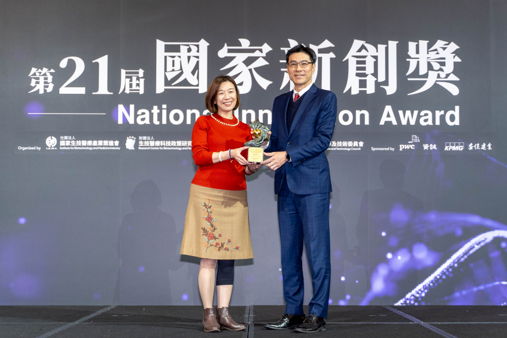 友達旗下子公司友達耘康與達擎分別以「中醫數位化檢測解決方案」及「寬視角3D醫療顯示器」獲得第二十一屆國家新創獎「智慧醫療與健康科技」類別的「企業新創獎」與「國家新創精進獎」兩項殊榮。圖左為衛生福利部政務次長林靜儀、圖右為友達光電智慧醫療事業群總經理廖世宏