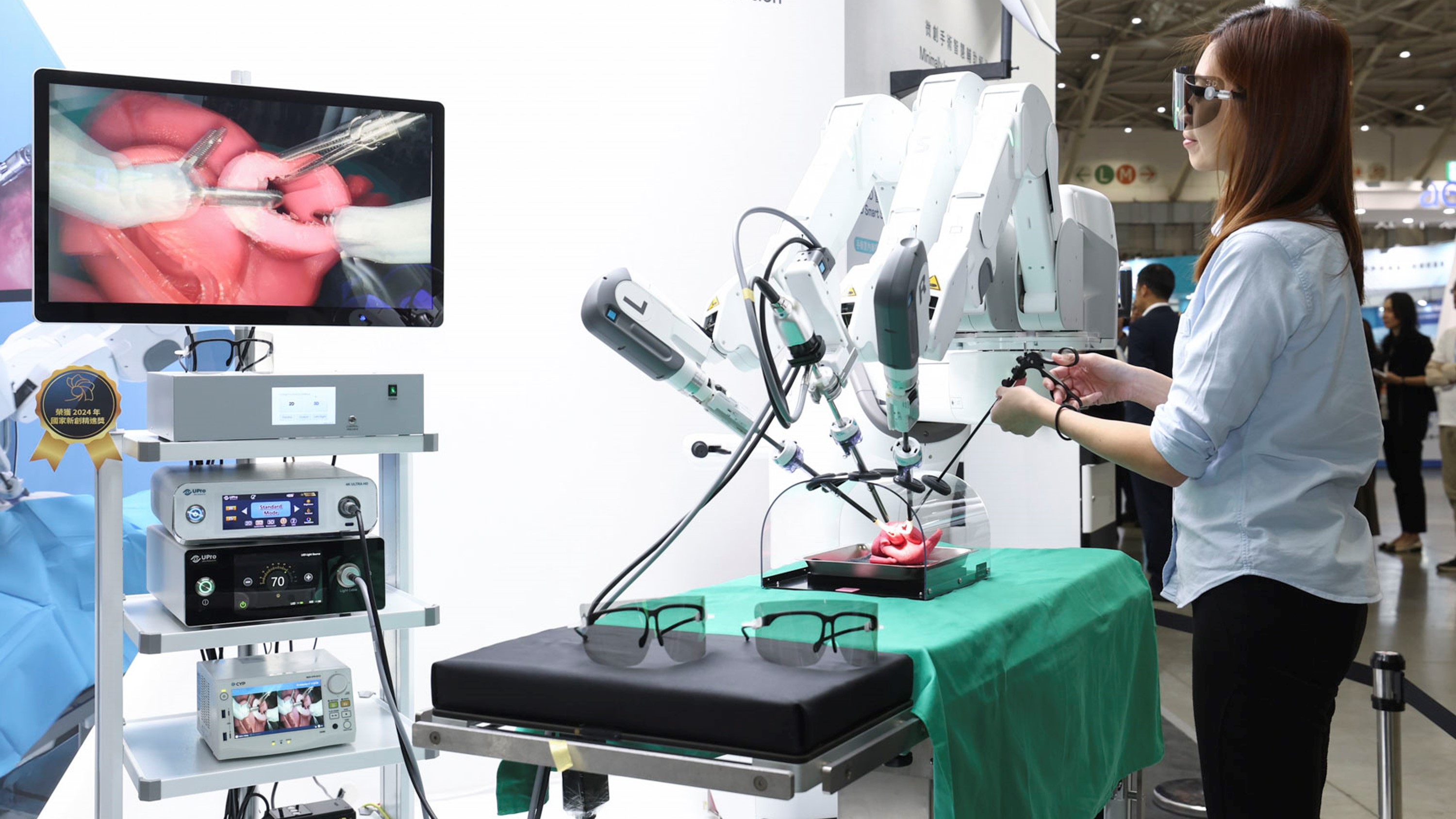 達擎寬視角3D醫療顯示器可應用於機器人手術即時3D解決方案，提供醫療團隊即時、同步的3D手術影像，提升溝通效率與手術安全性