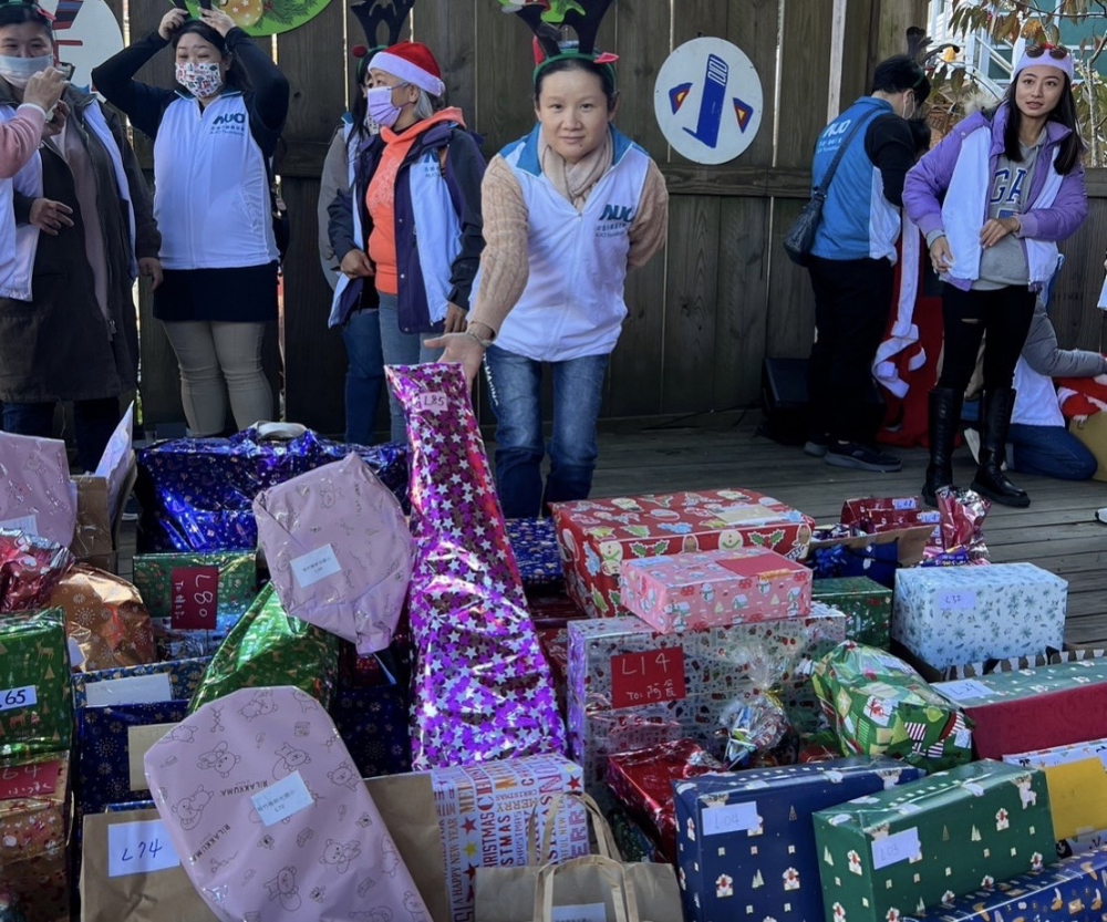 友達永續基金會「圓夢列車」年年迴響熱烈，認捐同仁精心挑選禮物、巧手包裝，整理成隊後，將祝福一一打包送出