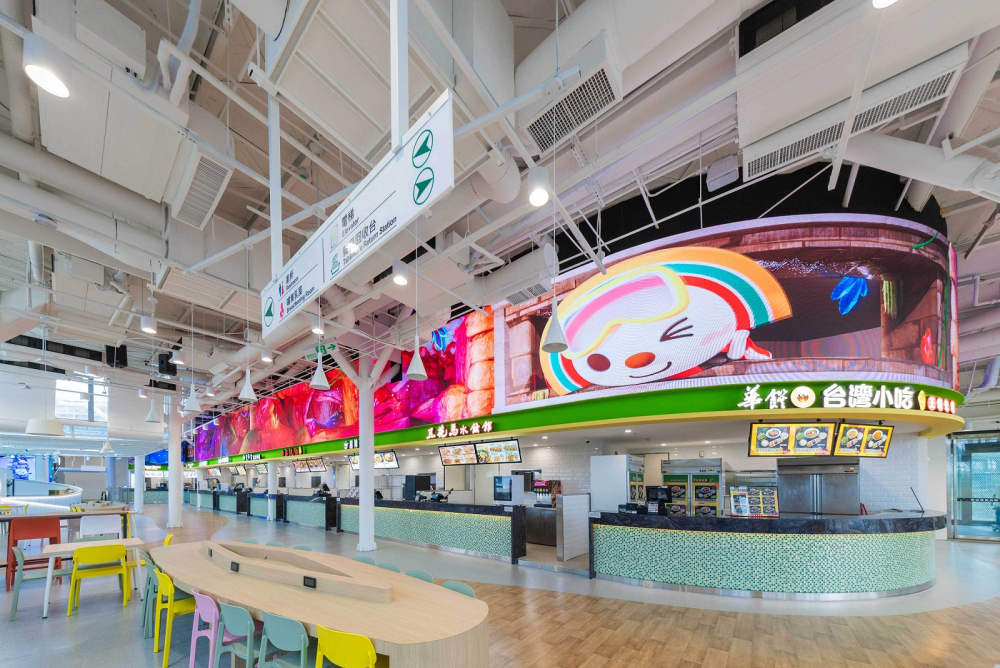 友達穩步推動雙軸轉型策略，旗下子公司達擎攜手傑可達數位與零售業者統一超商合作，為全新改裝開幕的「清水服務區」打造首創的裸視3D體驗牆