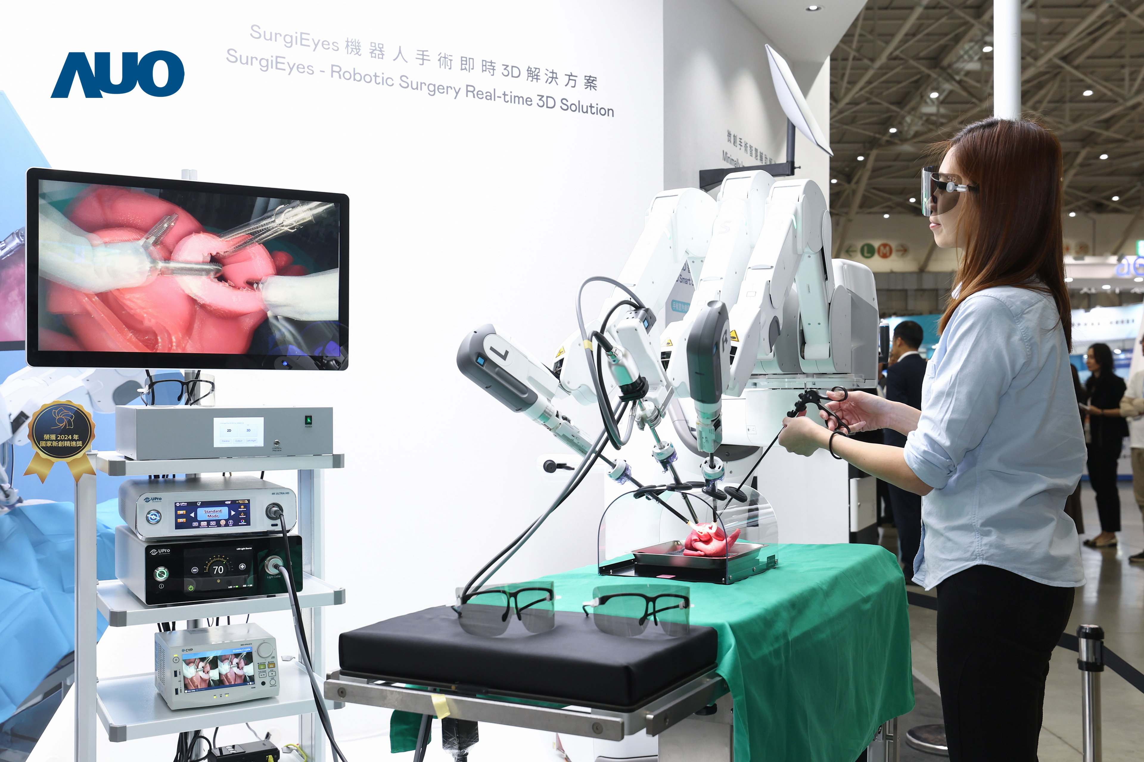 达擎以领先的3D显示技术推出〝SurgiEyes机器人手术实时3D解决方案〞，整合先进3D图像处理与独家3D垂直宽视角、广色域的显示技术，手术团队可实时同步主刀医师视角看到清晰3D影像，提升沟通效率与安全性。