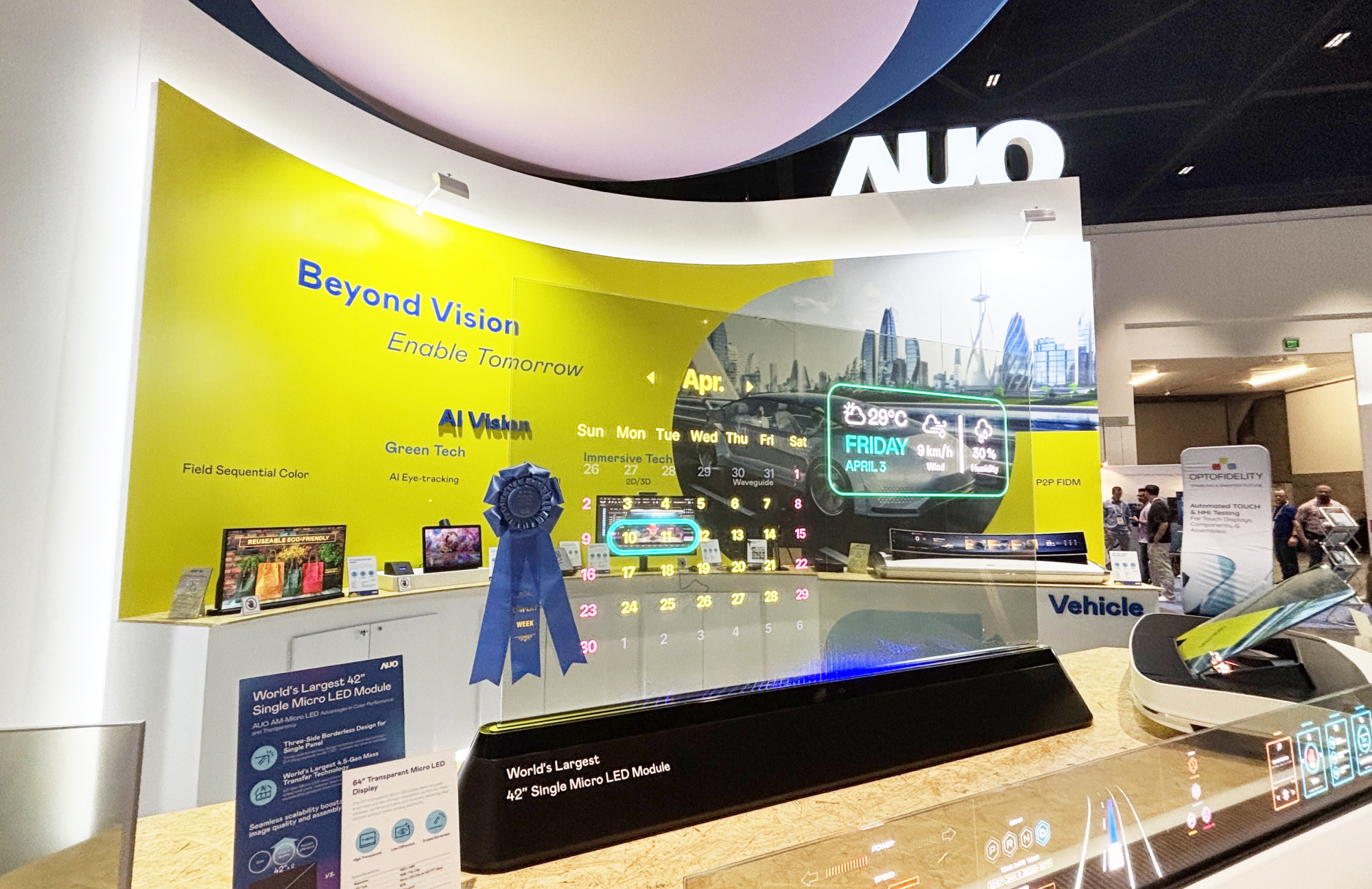 熊猫体育64吋透明Micro LED显示器获〝最佳Micro LED技术应用奖〞，其绝妙的透明穿透特性，同时具备1,000 nits的高亮度表现，并透过精细的无缝拼接延伸，可依需求灵活应用于多元场域，展现出Micro LED显示技术划时空的无限潜力